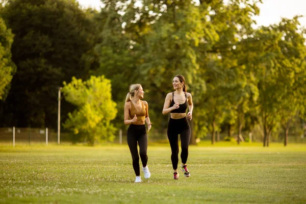 Δύο Όμορφες Νεαρές Γυναίκες Τρέχουν Στο Πάρκο — Φωτογραφία Αρχείου