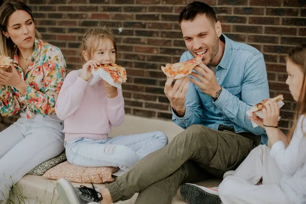 一群快乐的年轻人和小孩在自家后院吃披萨 — 图库照片