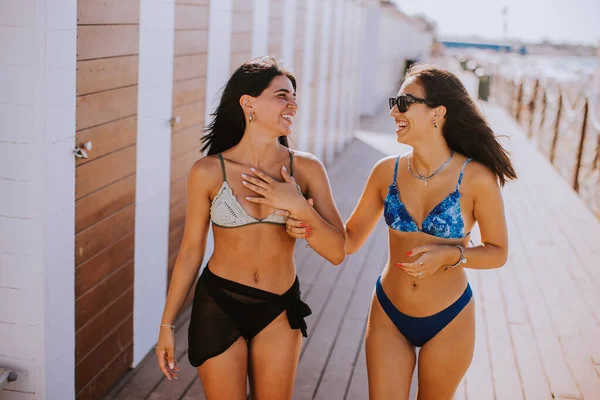 Deux Jeunes Femmes Souriantes Bikini Marchant Près Des Cabines Profitant — Photo