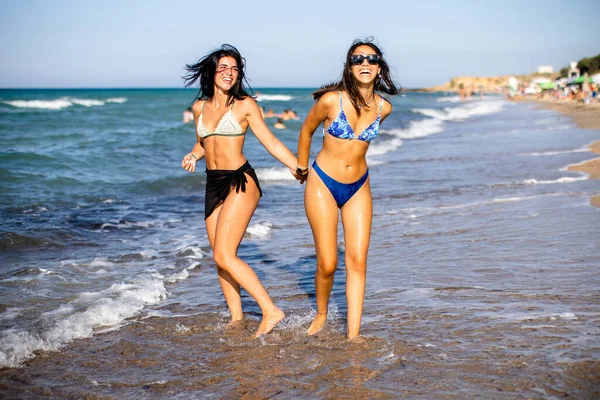 Two Pretty Young Woman Having Fun Seaside Hot Summer Day — Stock Photo, Image