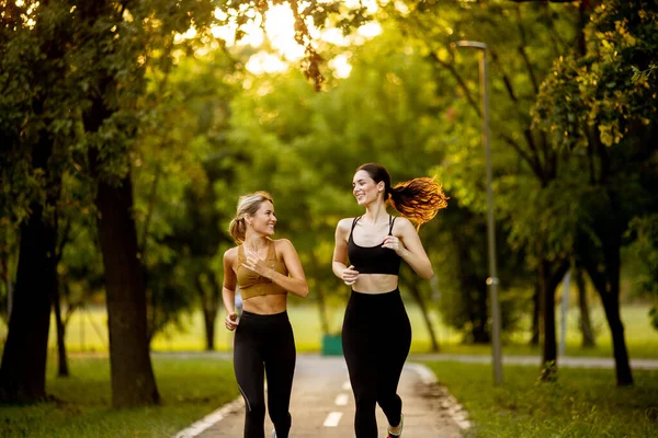 Zwei Hübsche Junge Frauen Laufen Auf Einer Spur Park — Stockfoto