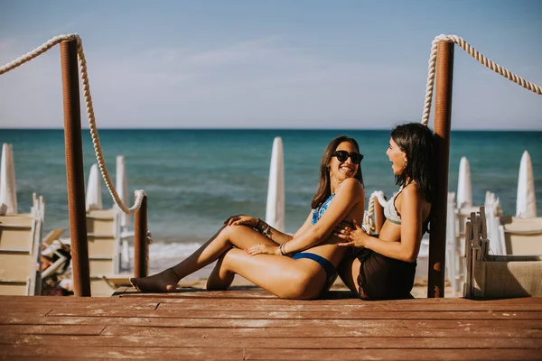 Two Smiling Young Women Bikini Sitting Enjoying Vacation Beach — Stock Photo, Image