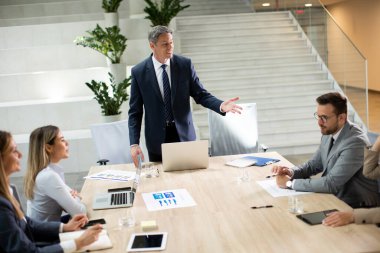 Modern ofiste çalışan genç girişimci takımı.