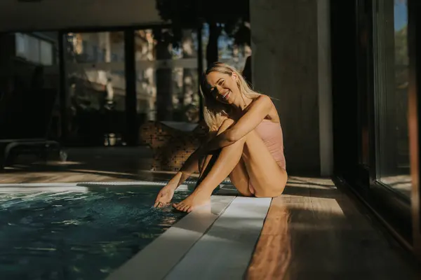 Hezká Mladá Žena Relaxuje Krytého Bazénu — Stock fotografie