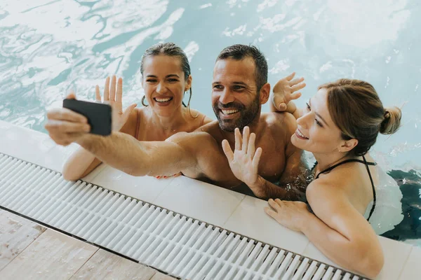 Knappe Jonge Mensen Ontspannen Het Overdekte Zwembad Selfie Nemen Met — Stockfoto