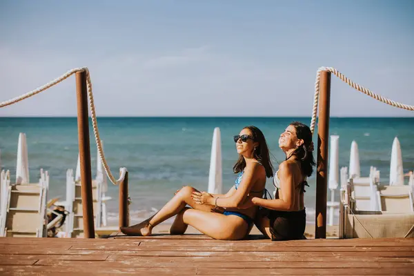 Deux Jeunes Femmes Souriantes Bikini Assis Profitant Vacances Sur Plage — Photo