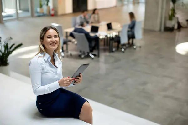 Dijital Tabletli Genç Kadını Modern Ofiste Ekibinin Önünde Duruyor — Stok fotoğraf