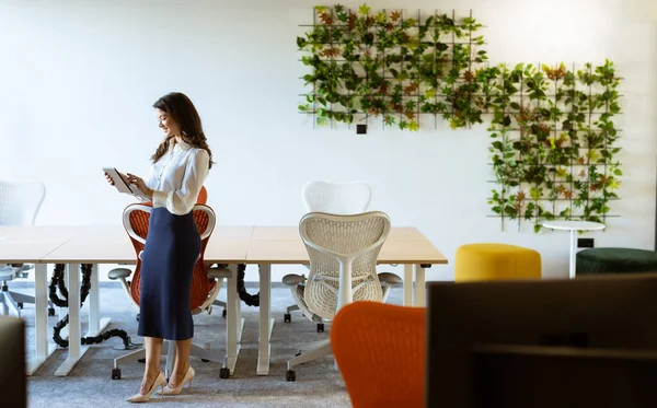 Wanita Bisnis Muda Dengan Tablet Digital Berdiri Kantor Modern — Stok Foto