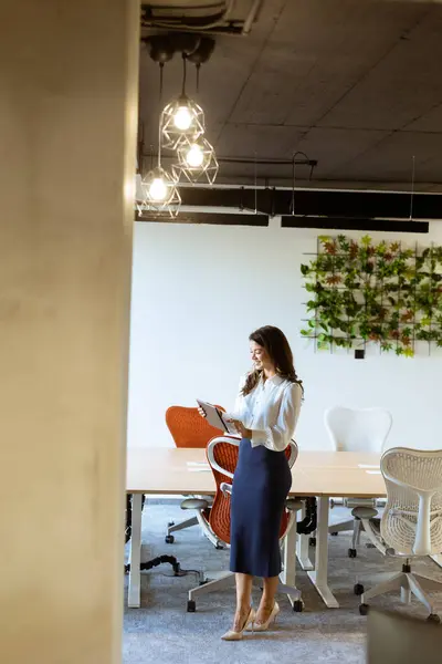 Wanita Bisnis Muda Dengan Tablet Digital Berdiri Kantor Modern — Stok Foto