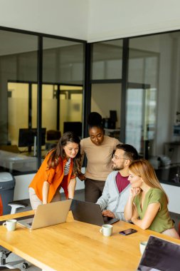 Modern ofiste çalışan çok ırklı bir grup.