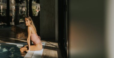 Kapalı havuzda dinlenen genç ve güzel bir kadın.