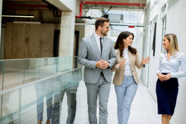 Yeni başlayanlar ofis koridorunda yürürken tartışıyorlar.