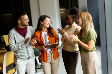 Modern ofiste çalışan çok ırklı bir grup.