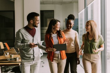 Modern ofiste yürüyen çok ırklı bir grup.