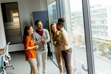 Modern ofiste çalışan çok ırklı bir grup.