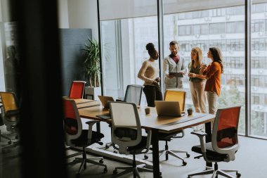 Modern ofiste çalışan çok ırklı bir grup.