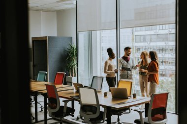 Modern ofiste çalışan çok ırklı bir grup.