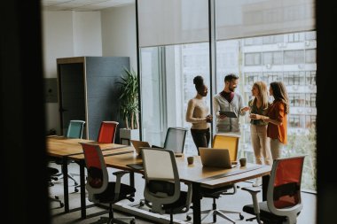 Modern ofiste çalışan çok ırklı bir grup.