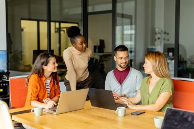 Modern ofiste çalışan çok ırklı bir grup.