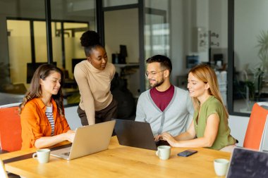 Modern ofiste çalışan çok ırklı bir grup.