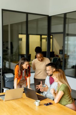 Modern ofiste çalışan çok ırklı bir grup.