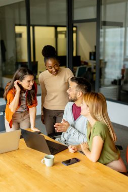 Modern ofiste çalışan çok ırklı bir grup.