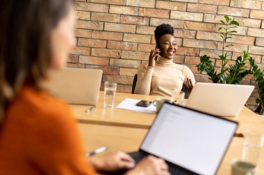 Modern ofiste çalışan iki genç iş kadını.