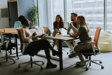 Modern ofiste çalışan çok ırklı bir grup.