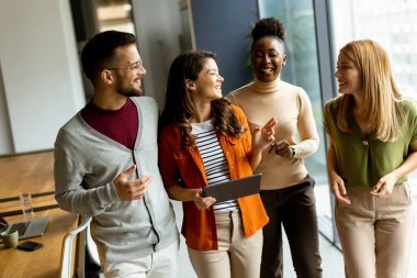 Modern ofiste çalışan çok ırklı bir grup.