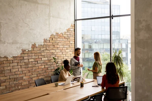 Tim Startup Multietnis Muda Yang Bekerja Dengan Dinding Bata Kantor — Stok Foto