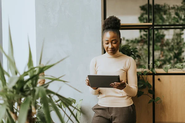 Wanita Muda Afrika Amerika Berdiri Dengan Tablet Digital Kantor — Stok Foto