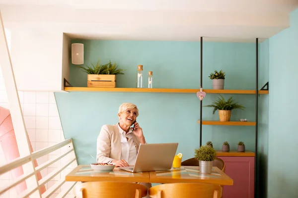 Dobře Vypadající Starší Žena Pracující Notebooku Pití Pomerančového Džusu Zdravé — Stock fotografie