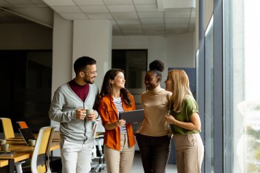 Modern ofiste çalışan çok ırklı bir grup.