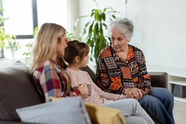 Três Gerações Mulheres Gostam Rir Conversar Sofá Confortável Sala Estar — Fotografia de Stock