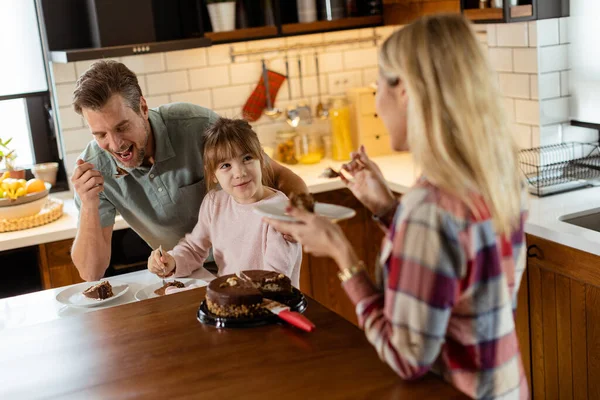 Heartwarming Scene Unfolds Family Relishes Mouthwatering Chocolate Cake Together Warmth — Stock Photo, Image