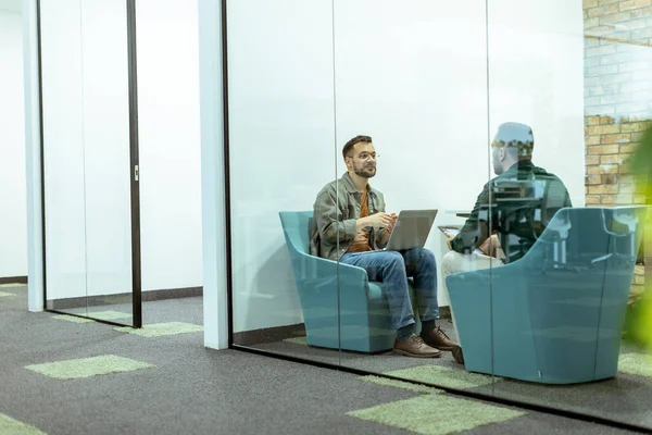 Due Professionisti Impegnano Una Conversazione Seduti Comodamente Una Sala Ufficio — Foto Stock
