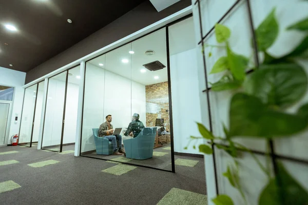 Due Professionisti Impegnano Una Conversazione Seduti Comodamente Una Sala Ufficio — Foto Stock