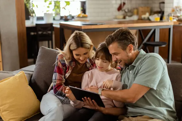 Vreugdevolle Familie Deelt Een Moment Rond Een Digitale Tablet Met — Stockfoto