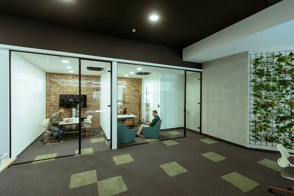 Seseorang Direndam Dalam Tugas Kantor Bergaya Dengan Dinding Kaca Transparan — Stok Foto