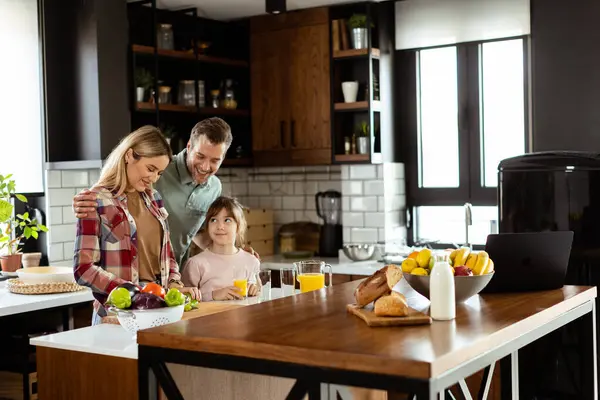 Rodina Sdílí Úsměv Při Přípravě Snídaně Útulném Dobře Osvětleném Kuchyňském — Stock fotografie