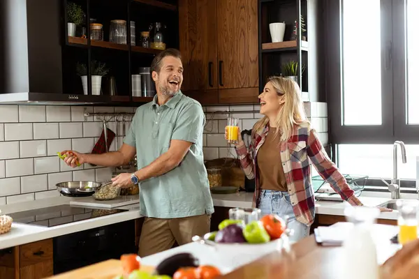Seorang Pria Dan Wanita Saling Tertawa Saat Mereka Memasak Dapur — Stok Foto