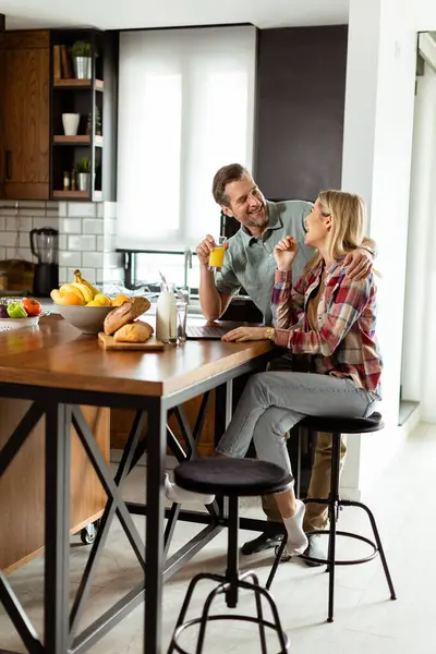 Pasangan Yang Ceria Menikmati Momen Yang Ringan Dapur Mereka Yang — Stok Foto