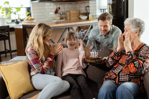 Adegan Heartwarming Terungkap Sebagai Keluarga Multi Generasi Berkumpul Sofa Untuk — Stok Foto
