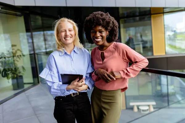 Two Women Similar Features Stand Side Side Smiling Front Grand — Stock Photo, Image