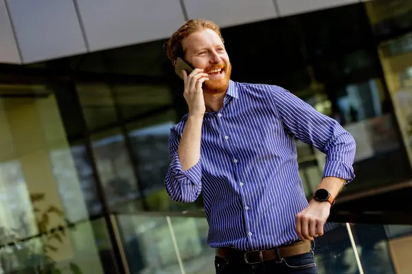 Hombre Enfocado Una Camisa Rayas Habla Teléfono Mientras Domina Balcón — Foto de Stock