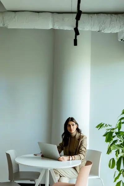 Focused Businesswoman Stylish Blazer Types Away Her Laptop Sleek White — Stock Photo, Image