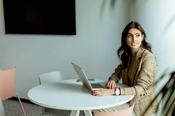 Fokuserad Affärskvinna Snygg Kavaj Typer Bort Sin Bärbara Dator Vid — Stockfoto