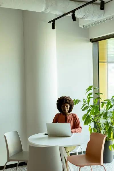 Eine Frau Konzentriert Sich Auf Ihren Laptop Einem Hellen Cafétisch — Stockfoto