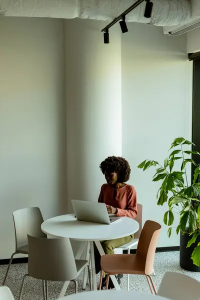 Seorang Wanita Ceria Berbicara Telepon Meja Kafe Dengan Laptop Dan — Stok Foto