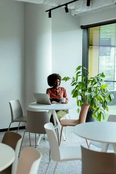 Afroamerikanerin Sitzt Einem Schicken Café Nippt Einem Drink Mit Offenem — Stockfoto